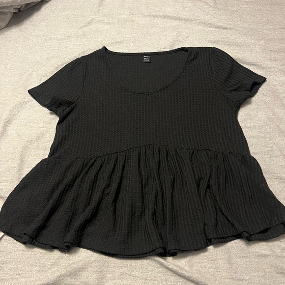 SHEIN Tops - SHEIN Black Textured Peplum Short Sleeve Top